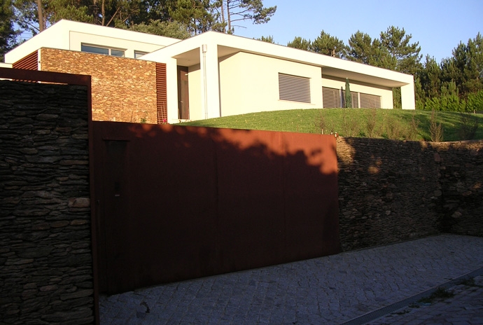 O projecto... o aço corten, a pedra, o reboco... o edifício