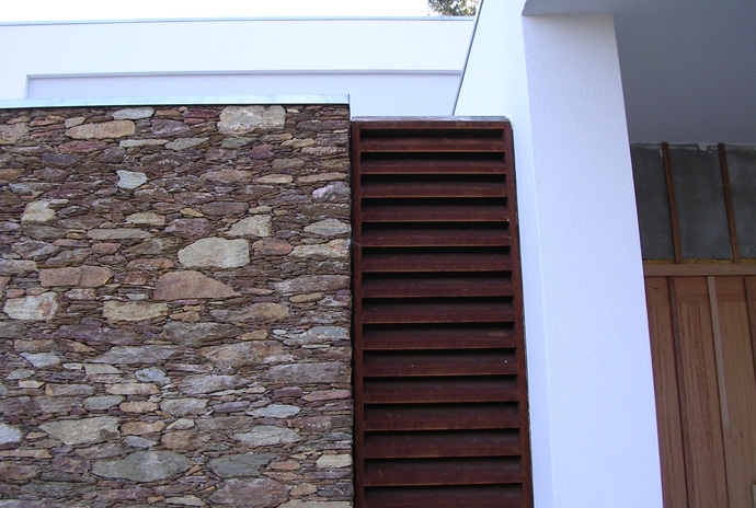 O projecto... o aço corten, a pedra, o reboco... o edifício