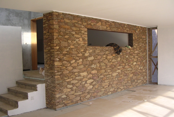 O projecto... o aço corten, a pedra, o reboco... o edifício